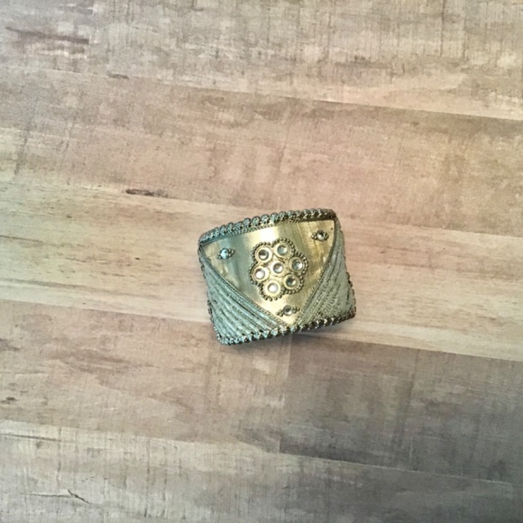 Gold cuff bracelet with rhinestones - Picture 3 of 6